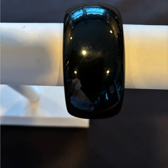 New Bosom Buddies Black Acrylic Shell Bracelet - Picture 2 of 3